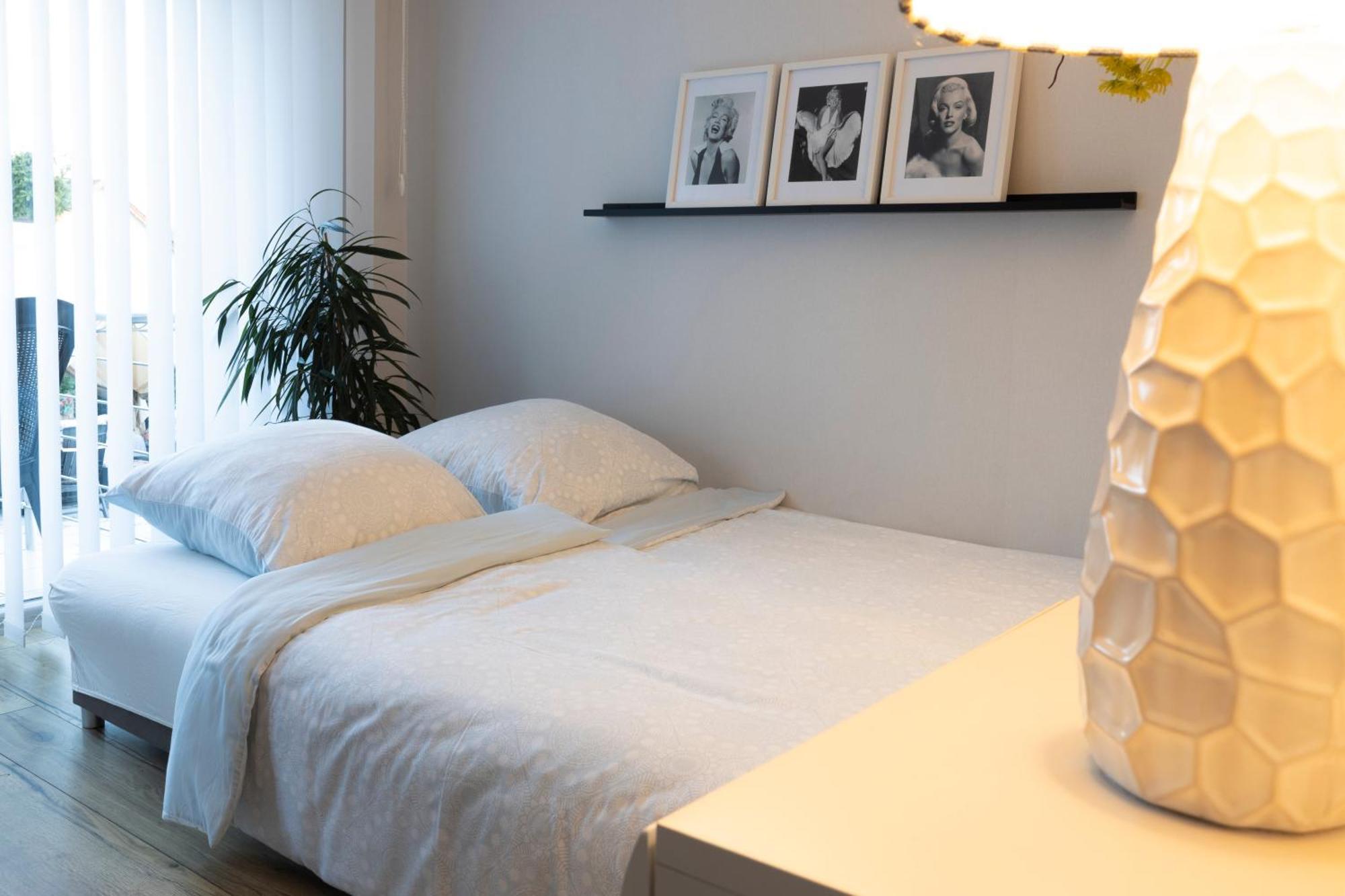 Design Apartment- 24H Self-Check-In - Bis 4 Pers - Parkplatz - Wifi - Balkon -Terrasse - In Direkter Weihernaehe - Radwege Apartment