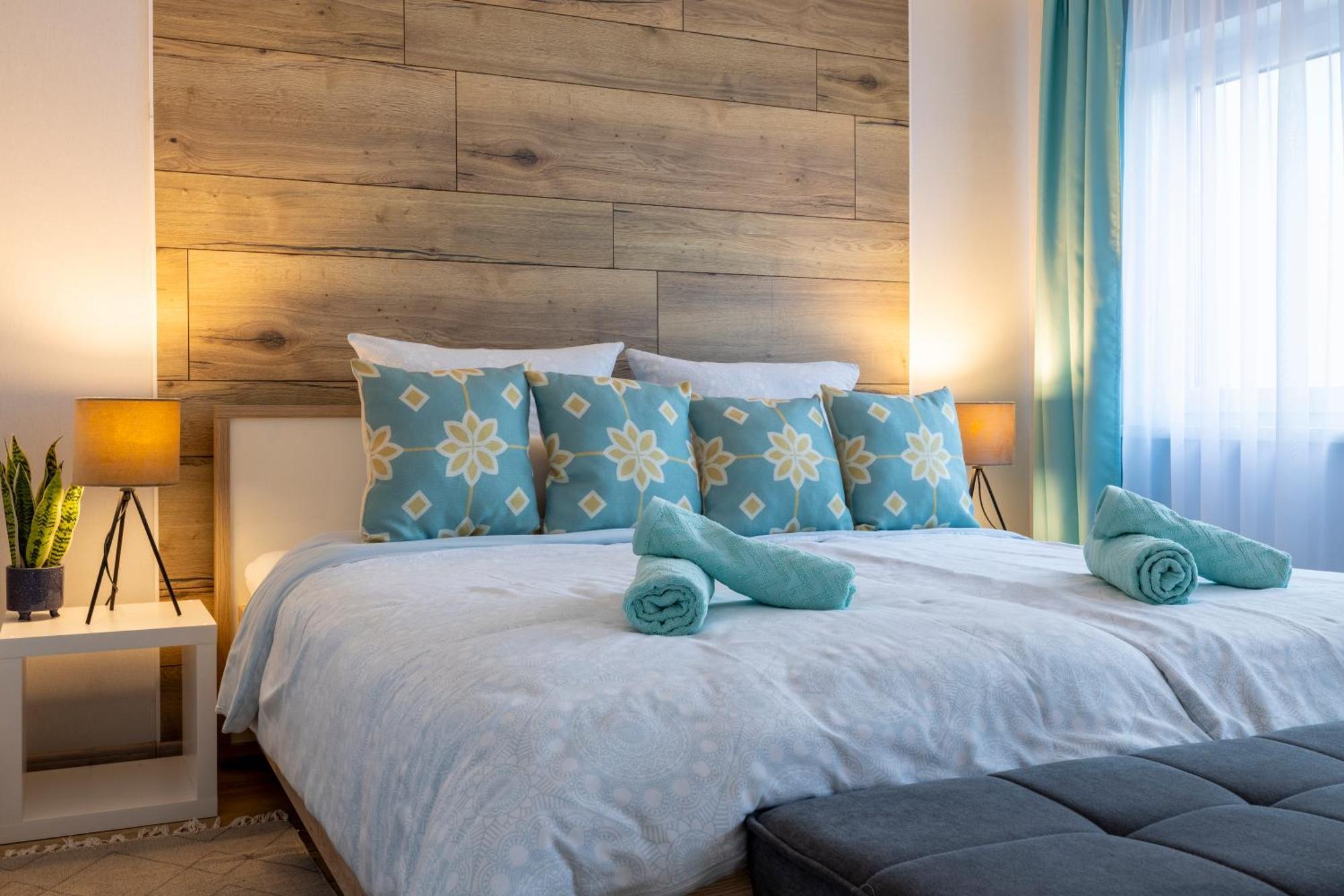 Design Apartment- 24H Self-Check-In - Bis 4 Pers - Parkplatz - Wifi - Balkon -Terrasse - In Direkter Weihernaehe - Radwege *