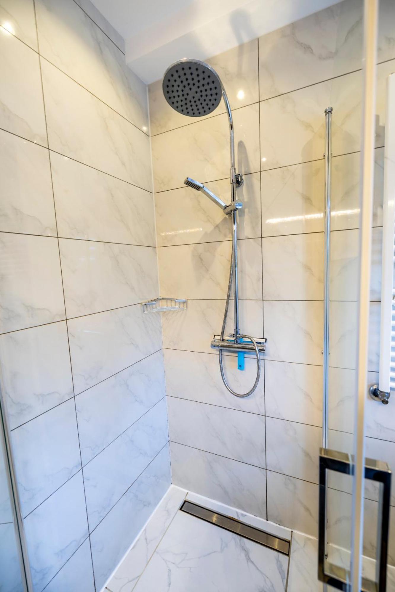 Design Apartment- 24H Self-Check-In - Bis 4 Pers - Parkplatz - Wifi - Balkon -Terrasse - In Direkter Weihernaehe - Radwege Apartment *