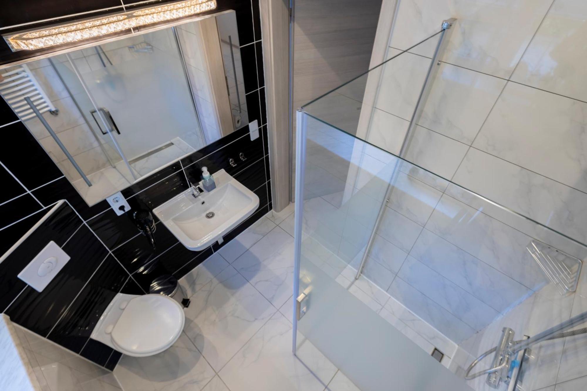 Design Apartment- 24H Self-Check-In - Bis 4 Pers - Parkplatz - Wifi - Balkon -Terrasse - In Direkter Weihernaehe - Radwege * Schiffweiler