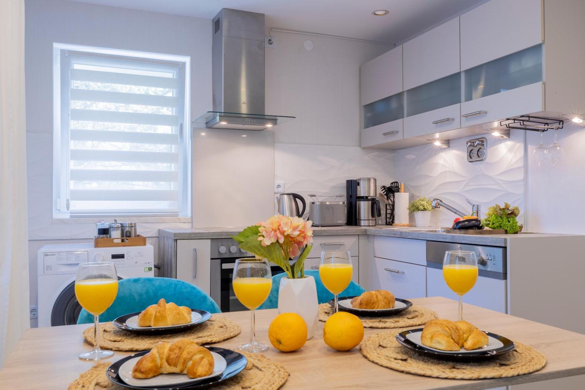 Design Apartment- 24H Self-Check-In - Bis 4 Pers - Parkplatz - Wifi - Balkon -Terrasse - In Direkter Weihernaehe - Radwege Schiffweiler
