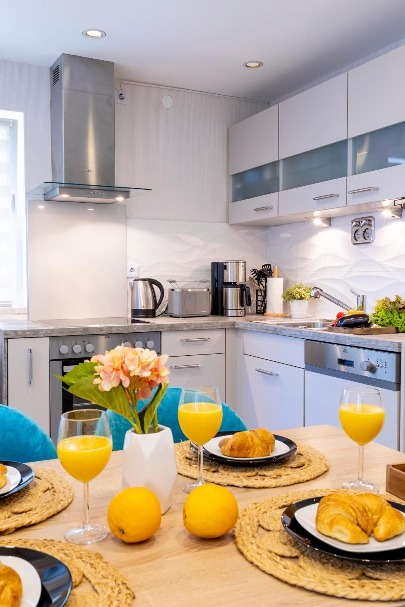 Design Apartment- 24H Self-Check-In - Bis 4 Pers - Parkplatz - Wifi - Balkon -Terrasse - In Direkter Weihernaehe - Radwege Schiffweiler