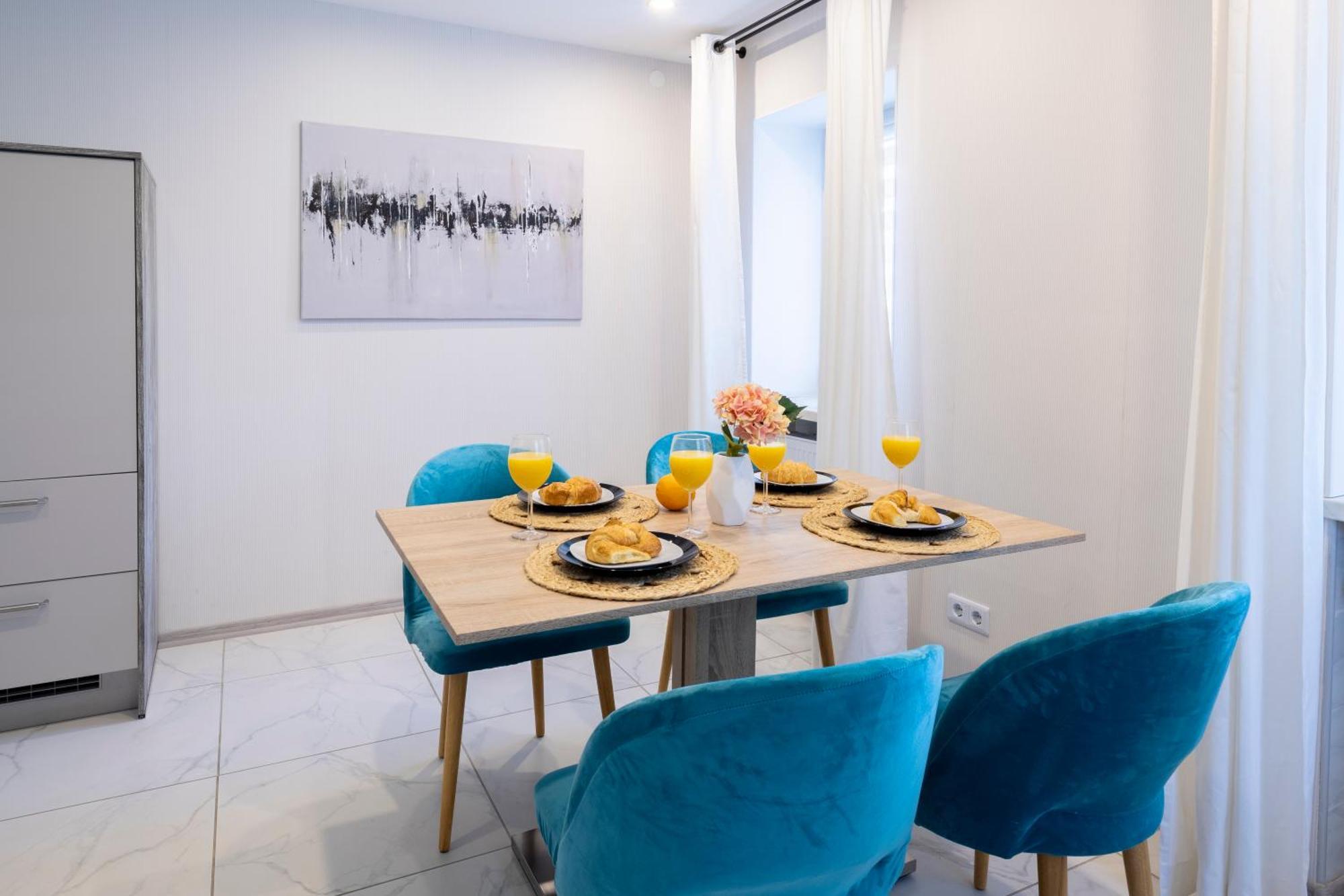 Apartment Design Apartment- 24H Self-Check-In - Bis 4 Pers - Parkplatz - Wifi - Balkon -Terrasse - In Direkter Weihernaehe - Radwege
